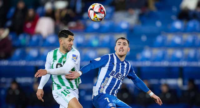 Benavidez le regala una ronda al Alavés y carbón al Betis
