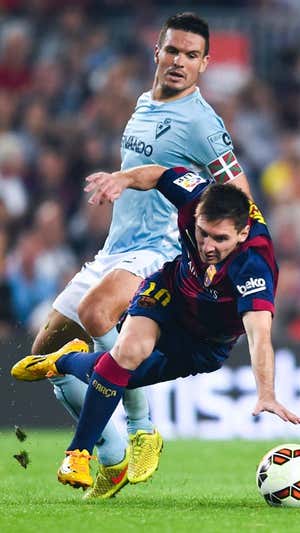 Errasti, jugando en Primera ante Messi. Getty Images