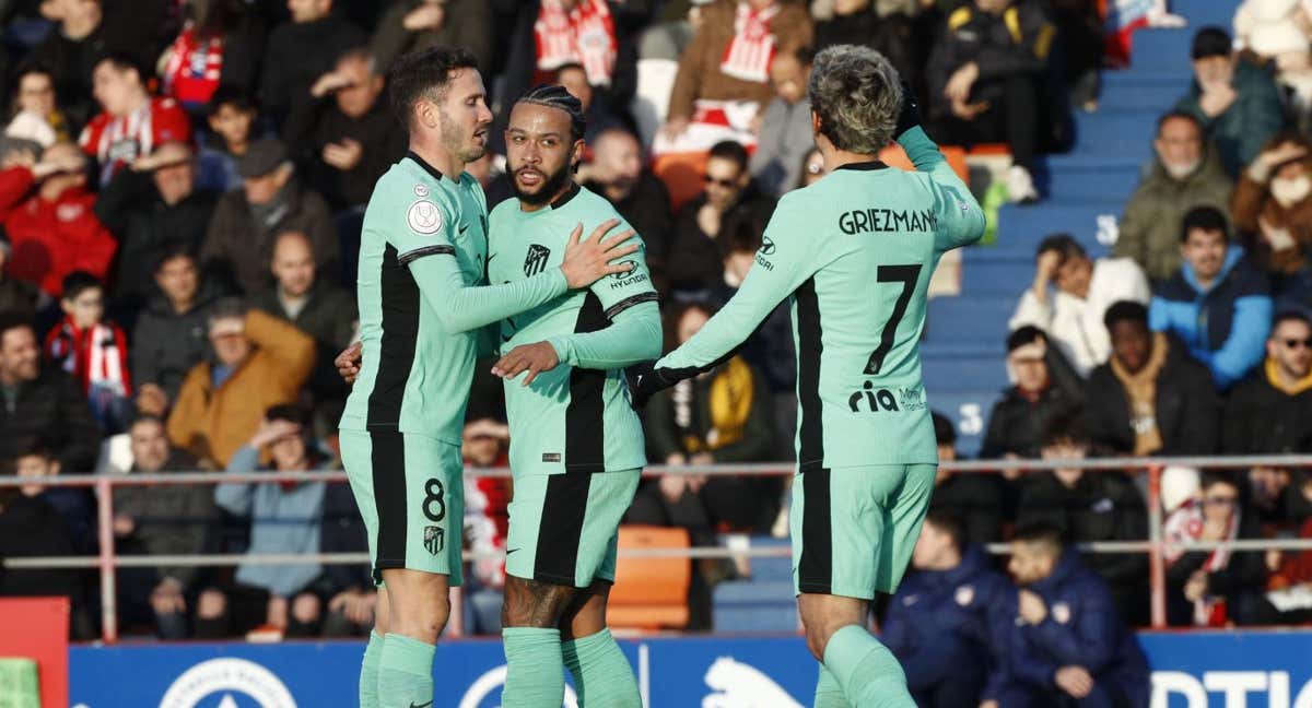 Memphis celebra con Saúl y Griezmann uno de sus goles. /EFE