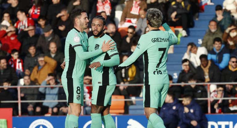 Memphis celebra con Saúl y Griezmann uno de sus goles.
