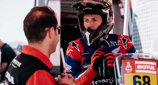 La gran esperanza española en moto, Tosha Schareina, abandona el Dakar con la muñeca rota
