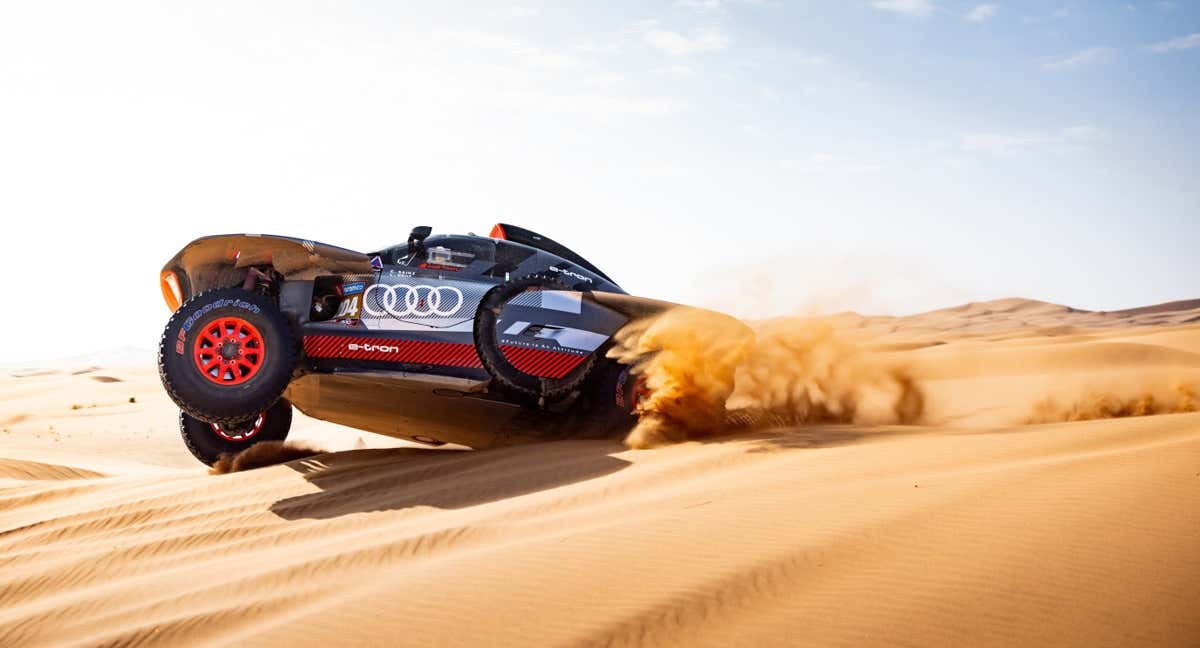 Carlos Sainz y Lucas Cruz, en las dunas de la etapa 2 del Rally Dakar 2024. /A.S.O./Marcin Kin/DPPI