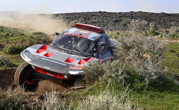 Carlos Sainz y Lucas Cruz, durante una etapa del Rally Dakar 2024.  Audi Sport