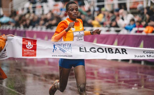 Beatrice Chebet cruza la línea de meta en primer lugar.  Fotorunners
