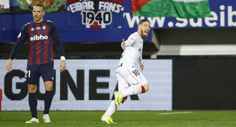 Iker Muniain celebra su golazo ante el Eibar.