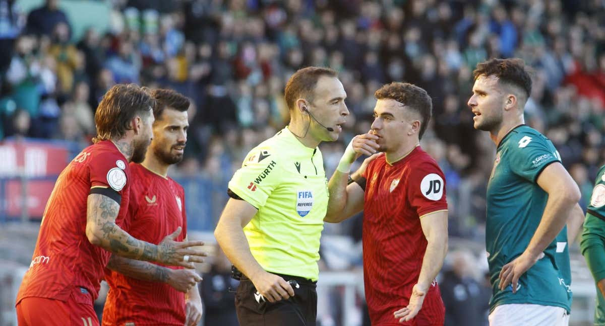Cuadra Fernández, discutido en el Racing de Ferrol-Sevilla./EFE