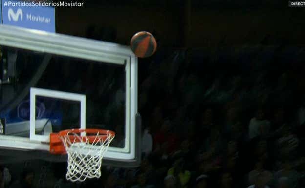 Ese balón de Llull, que toca en la cruceta, acaba increíblemente dentro en el Baskonia-Real Madrid.
