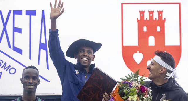 Aregawi y Chebet homenajean a Carmen Valero sobre el barro de Mintxeta