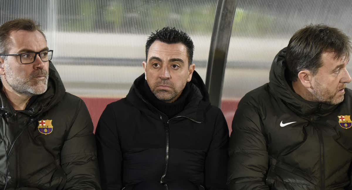 Xavi junto con su hermano Oscar y Sergio Alegre. /EFE