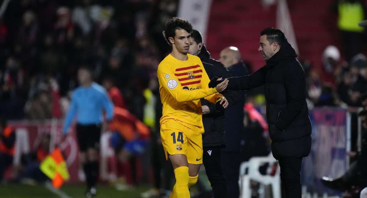 Joao Félix y Xavi se saludan tras la sustitución del portugués. /AFP