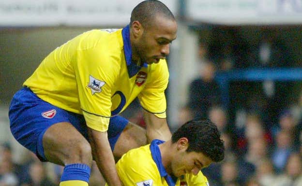 Henry junto a Reyes en un partido del Arsenal.  REUTERS