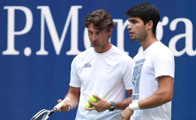 Carlos Alcaraz junto a su entrenador, Juan Carlos Ferrero. AFP