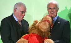 Franz Beckenbauer, el Káiser que reinventó el líbero y fue recibido a besos por Luis Aragonés en la final de la Copa de Europa del 74