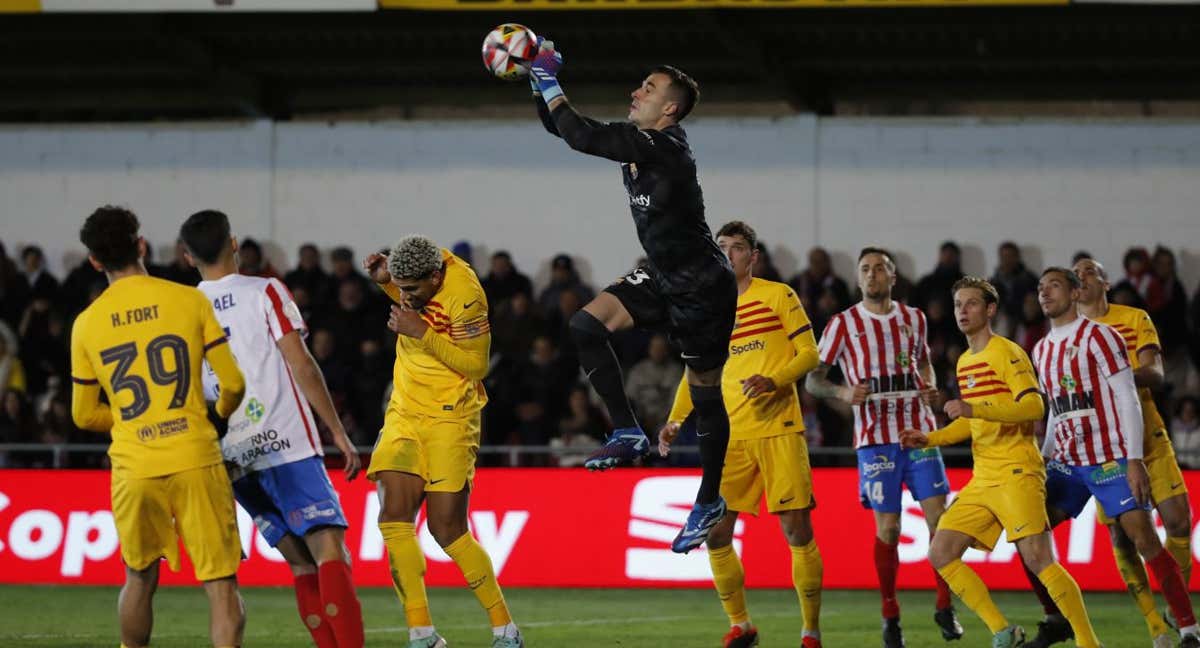 La defensa del Barça encajó dos goles ante el Barbastro. /EFE