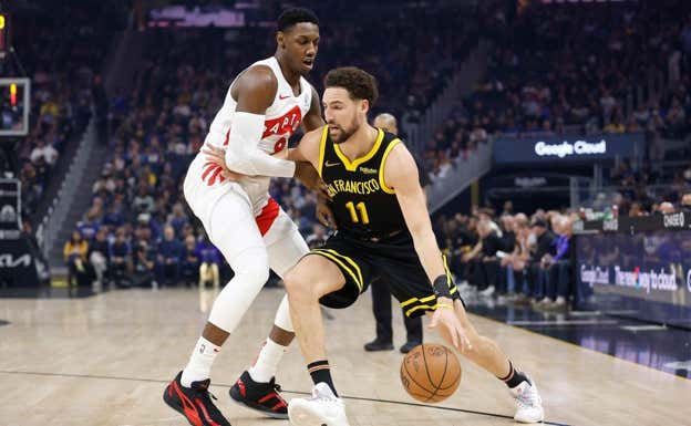 Klay Thompson ante RJ Barrett. AFP