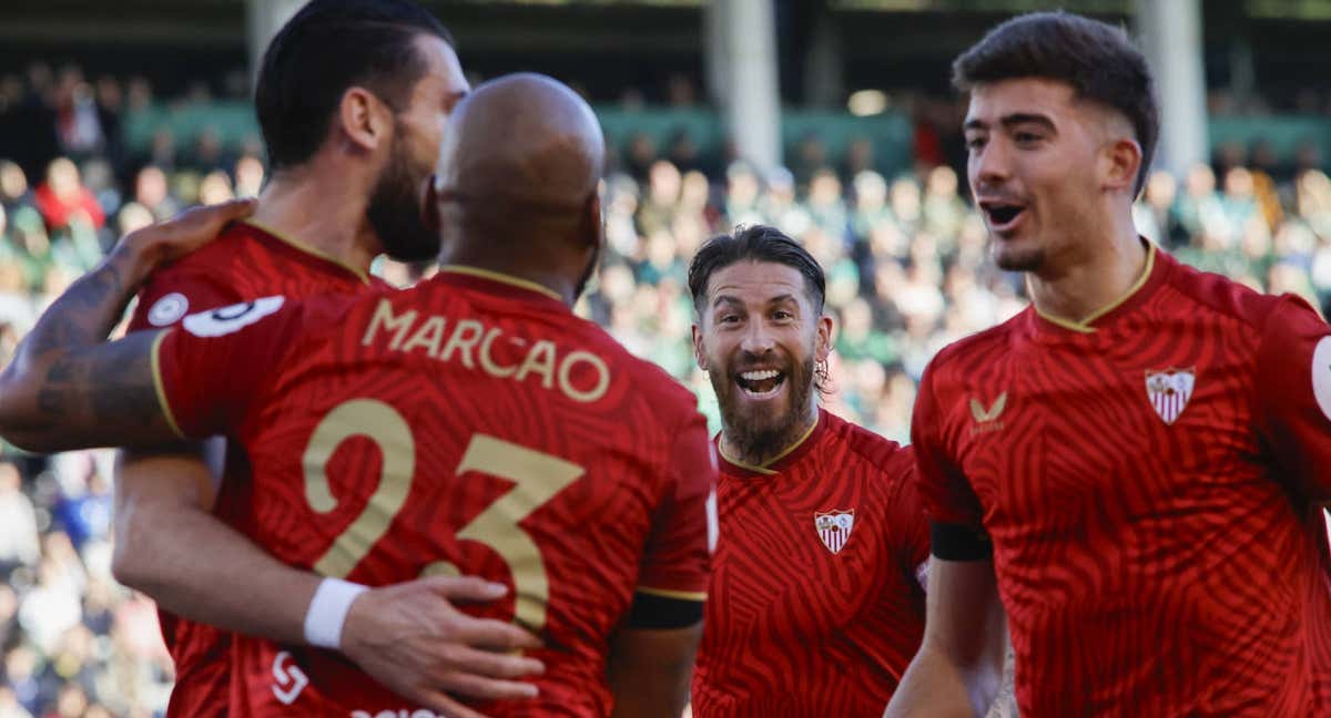 Marcao celebra su gol junto a sus compañeros.