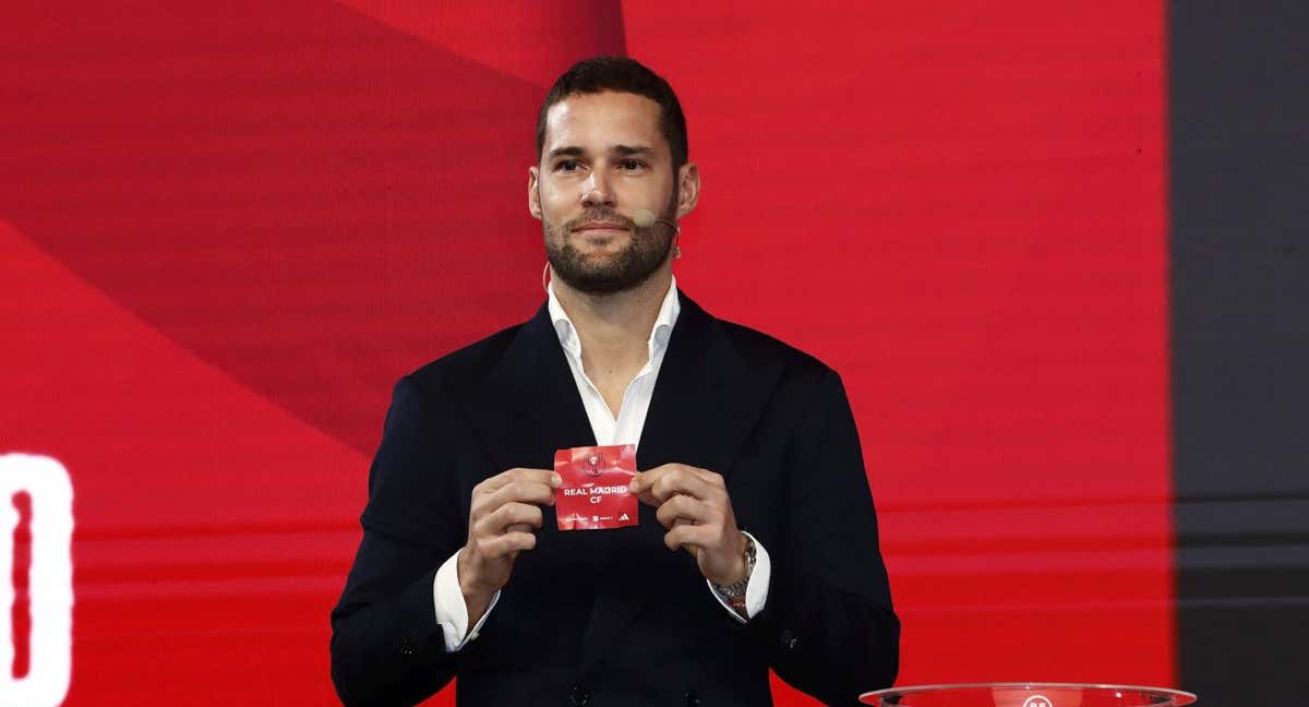 Mario Suárez fue la mano inocente del sorteo.