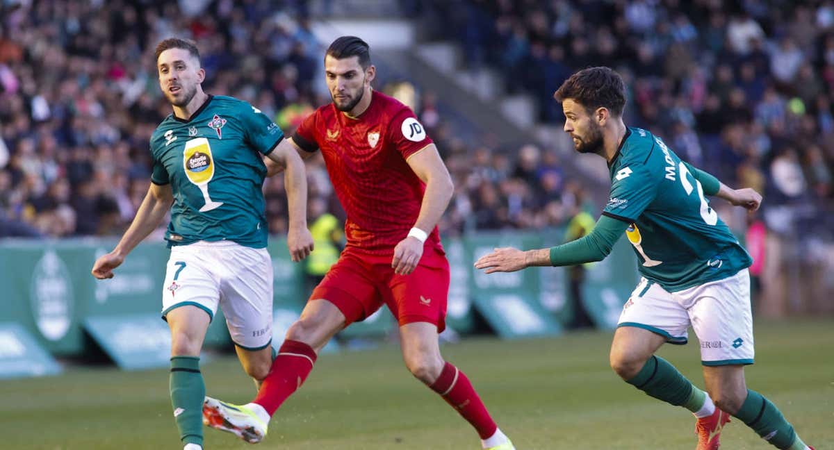 Rafa Mir, en una acción ante el Racing de Ferrol./EFE