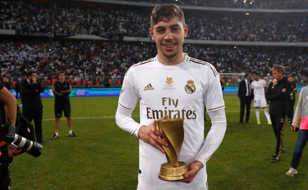 Valverde, con el MVP de la final.  RFEF