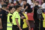 Así son las palabras en clave de las charlas del VAR que vas a oír en TV: «dogso», «dieciséis novenos», «behind the...»