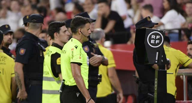 Así son las palabras en clave de las charlas del VAR que vas a oír en TV: «dogso», «dieciséis novenos», «behind the…»