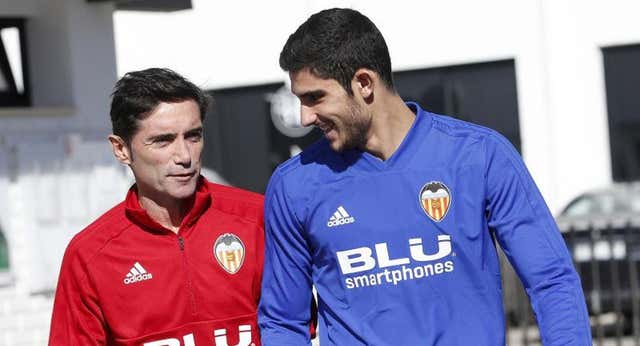 La rodilla de Gonçalo Guedes sólo aguanta ’20 o 25 minutos de seguido’ y preocupa a Marcelino