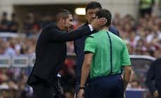 Los derbis 'supercoperos', puro nervio: empate a títulos, collejas al cuarto árbitro, ocho partidos al Cholo...