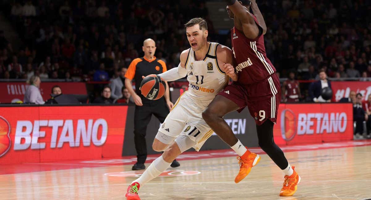 Mario Hezonja trata de superar la defensa de Isaac Bonga/ EUROLIGA