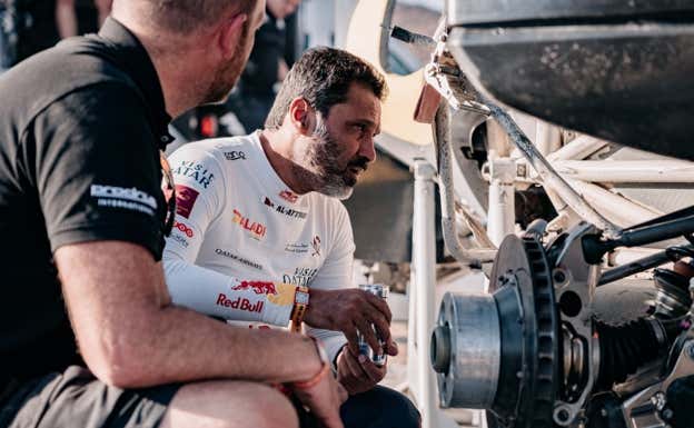 Nasser Al Attiyah revisa los daños de su Hunter T1+ tras desllantar en la etapa 3.  Jennifer Lindini