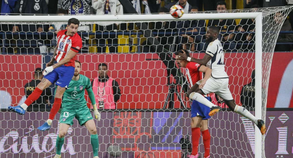 Savic y Rudiger pelean por un balón aéreo. EFE/