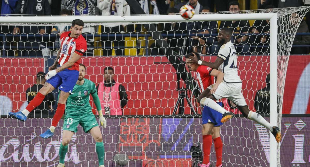 Savic y Rudiger pelean por un balón aéreo. EFE