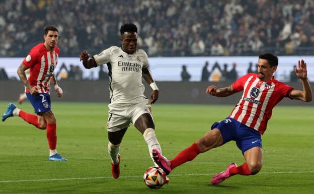 Savic en una acción sobre Vinicius al inicio del partido.  AFP