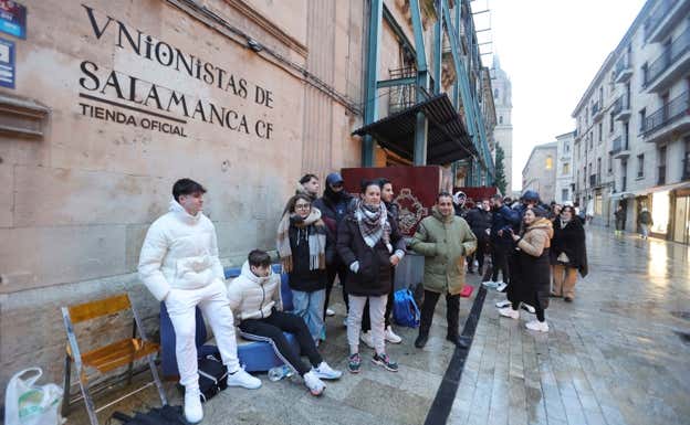 Aficionados del Unionistas han pasado la noche a la intemperie para hacerse socios del club. EFE