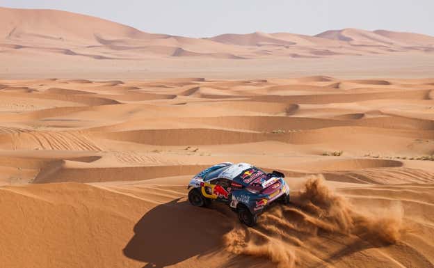 Nasser Al Attiyah y Mathieu Baumel, en las dunas del Dakar 2024.  ASO