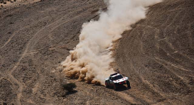 Carlos Sainz, Nasser Al Attiyah y Sebastien Loeb juegan al gato y al ratón en el momento más crítico del Dakar