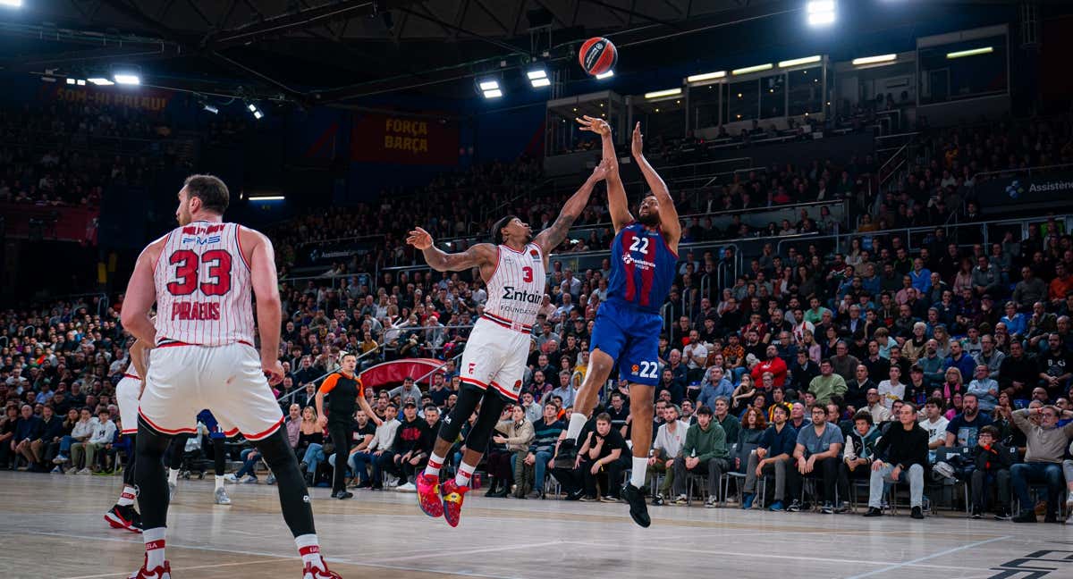 Jabari Parker lanza a canasta ante la defensa del Olympiacos