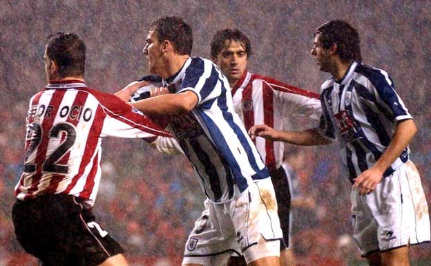 Central y delantero se agarran en una jugada a balón parado. Archivo