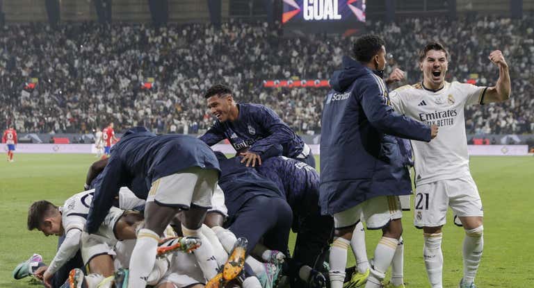 El Real Madrid celebra el gol del triunfo ante el Atlético.