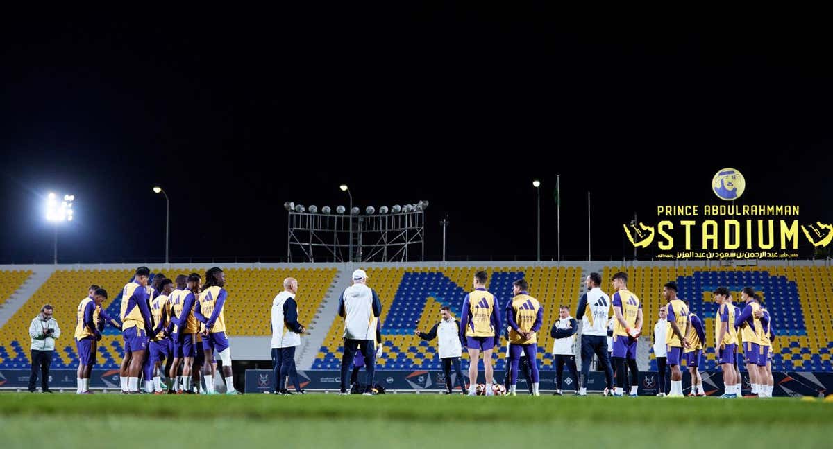 El Real Madrid, entrenándose en el estadio donde se jugará la Supercopa en Riad. /AFP