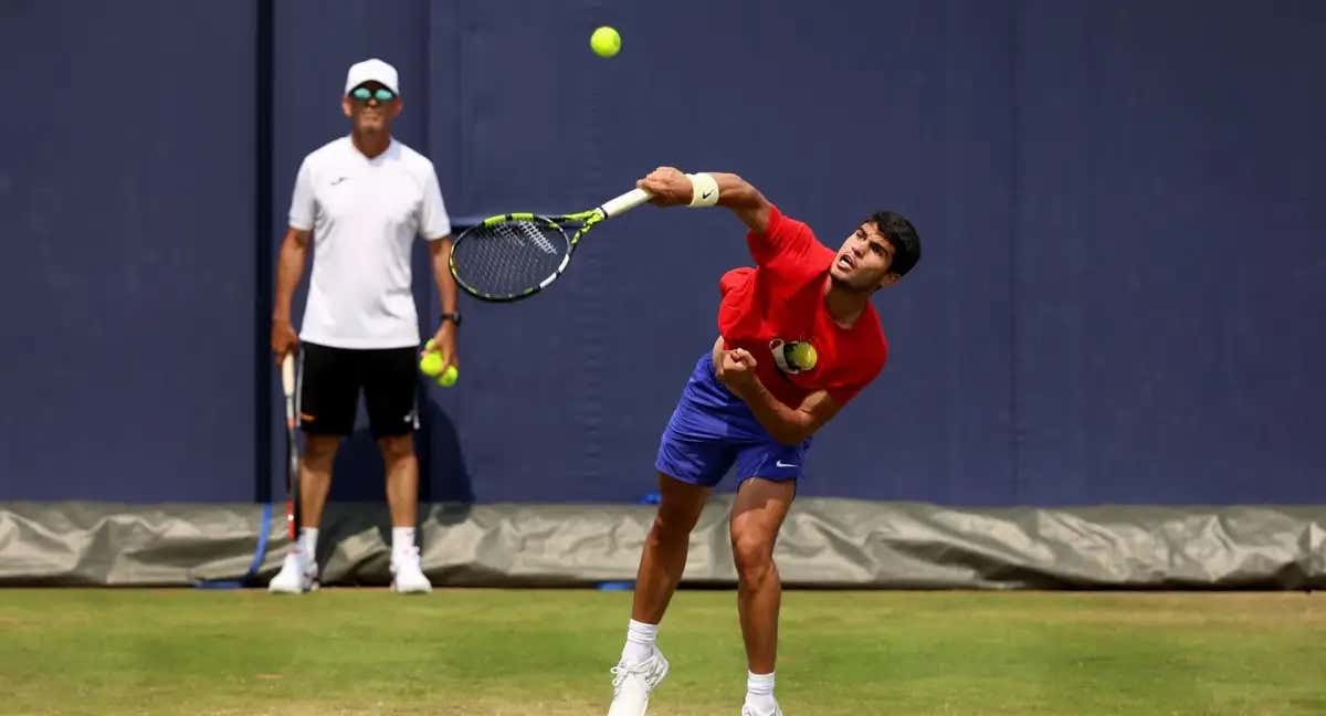 Carlos Alcaraz se entrena ante la mirada de Samuel López, el entrenador que le va a acompañar en Queen's.