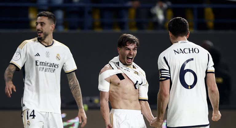 Brahim celebra con Nacho el quinto gol del Madrid contra el Atlético.