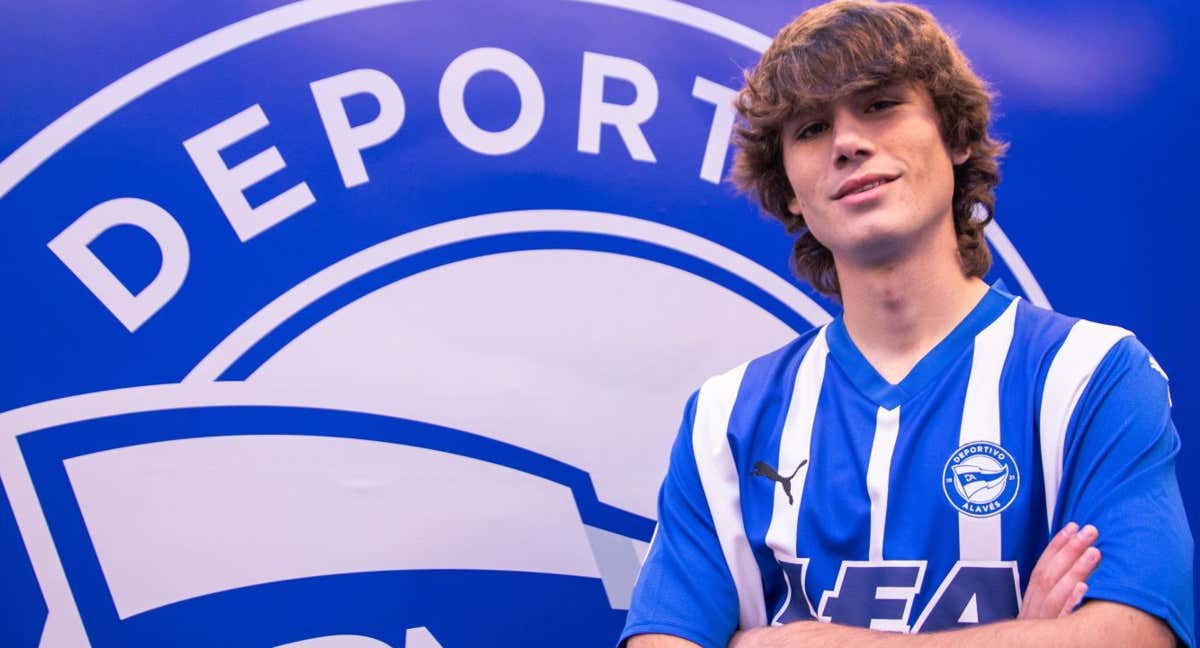 Julen Jon Guerrero posa tras la oficialidad de su fichaje por el cuadro vasco.
