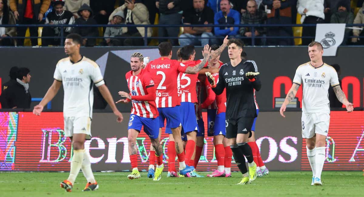 Kepa, en busca del árbitro en el partido de semifinales de la Supercopa ante el Atlético. /AFP