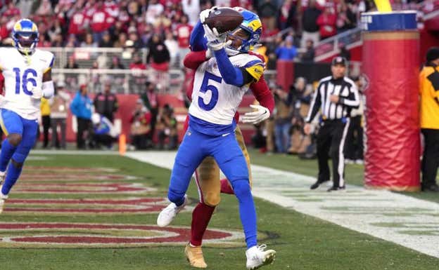 Tutu Atwell haciendo un touchdown. Varios