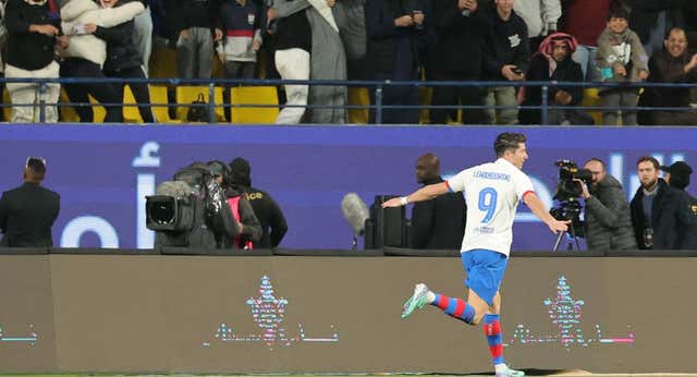 Riad entona el «Visca el Barça» con el talismán Laporta, bendice a uno de sus deseados y se rinde a Pedri