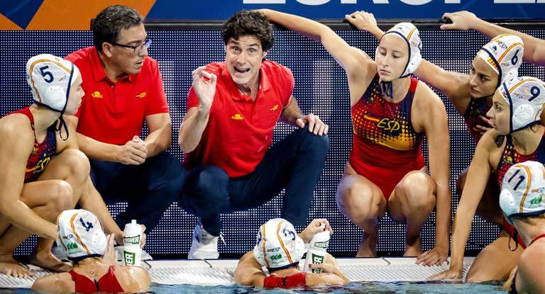 Miki Oca da instrucciones a sus jugadoras.
