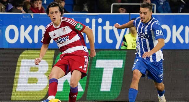 El Manchester United quiere ‘quitarle’ al Granada a Álvaro Carreras… ¡para mandarlo al Benfica!