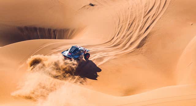 Golpe de efecto en el Dakar: Carlos Sainz saca un as de la manga y Al Attiyah la lía en el Empty Quarter