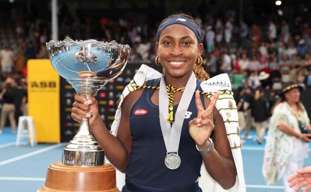 Coco Gauff posa con el título conquistado en Auckland la semana pasada.  AFP