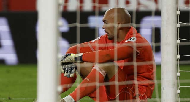 Un ‘glorioso’ Duarte pone patas arriba Sevilla y el Pizjuán estalla: «¡Jugadores, mercenarios!»